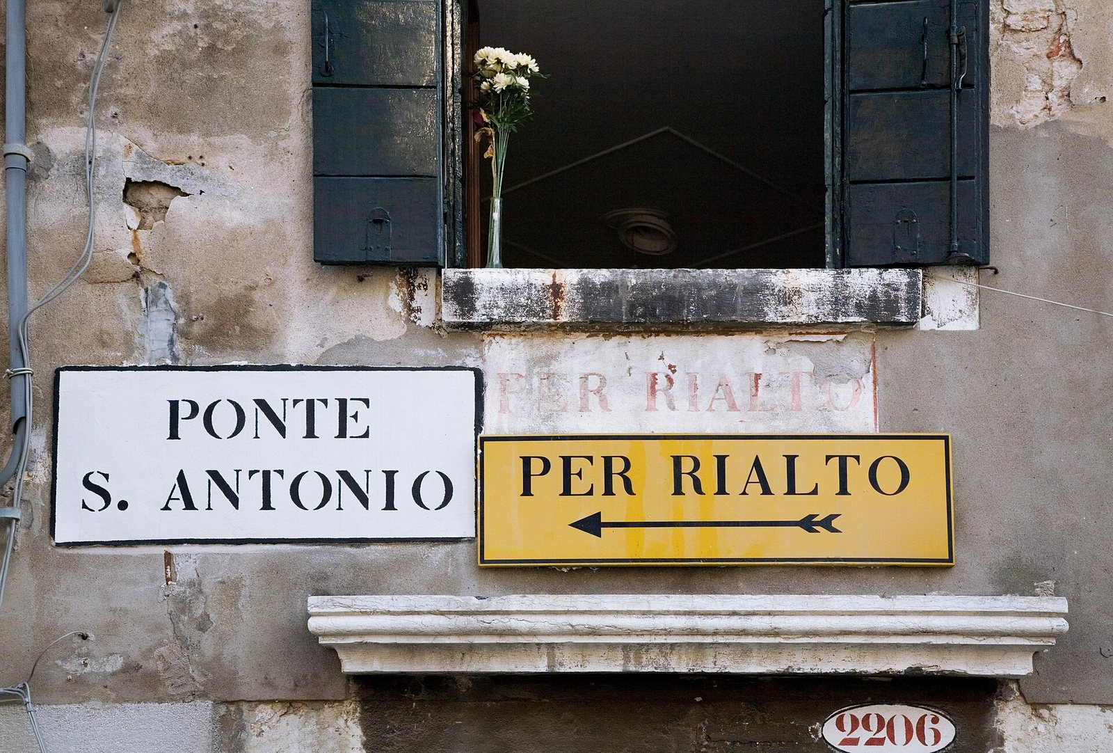 Venice wall signs for Ponte S. Antonio and Per Rialto