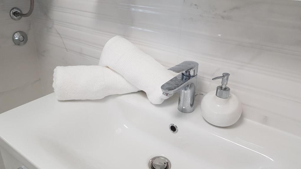 Bathroom sink and towels