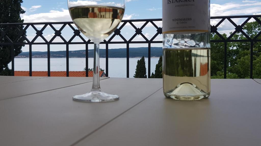 Terrace table with sea view